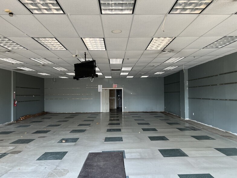 17 Semon Rd, Huntington, NY à louer - Photo de l’immeuble – Image 3 sur 3
