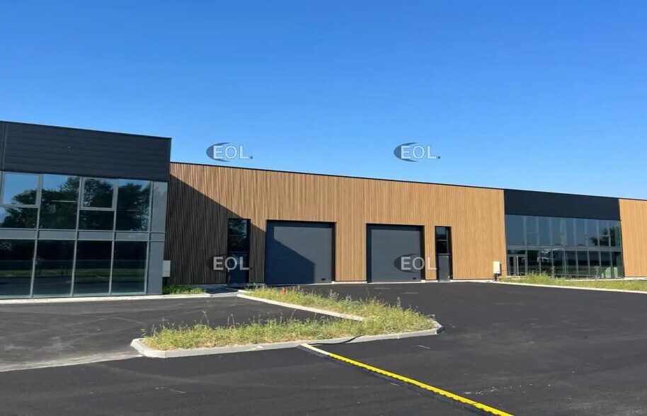 Local d’activités dans Ambérieux à louer - Photo de l’immeuble – Image 2 sur 6