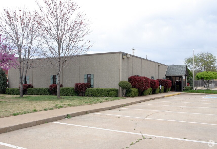 2110-2120 S Broadway, Edmond, OK à louer - Photo de l’immeuble – Image 2 sur 20