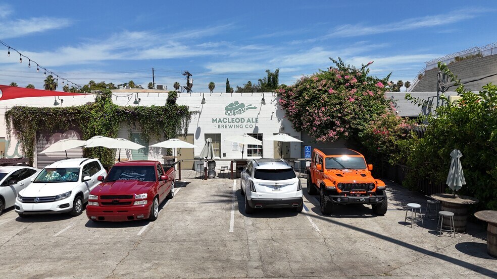 14741-14743 Calvert St, Van Nuys, CA à vendre - Photo de l’immeuble – Image 1 sur 6