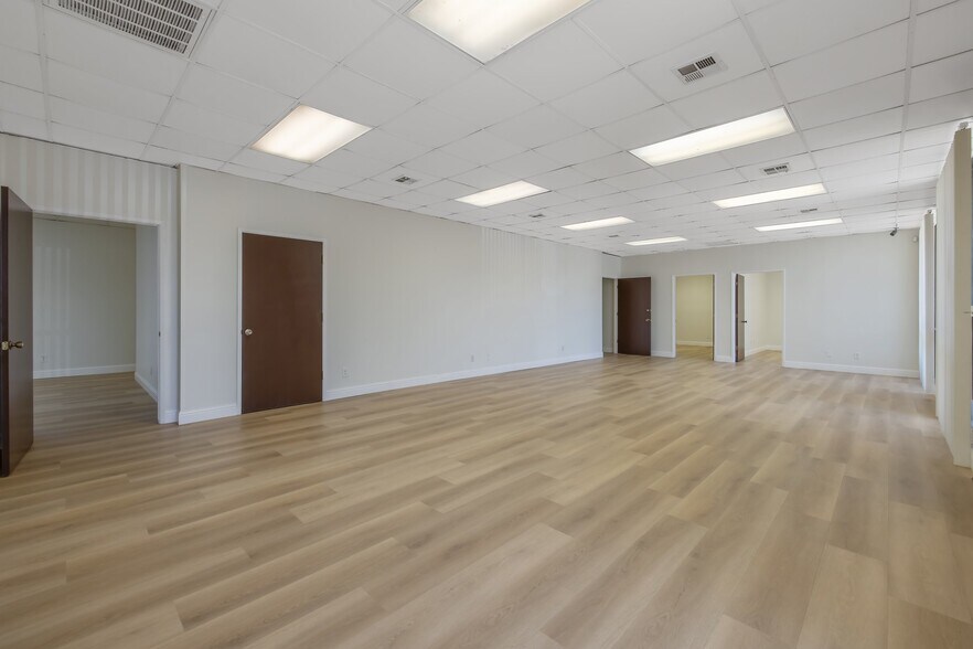 2374-2376 W Whitendale Ave, Visalia, CA à louer - Photo de l’immeuble – Image 3 sur 41