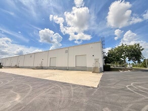 911 E Industrial Cir, Cape Coral, FL à louer Photo de l’immeuble– Image 2 sur 2