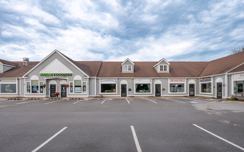 510 E Main Rd, Middletown, RI à vendre - Photo de l’immeuble – Image 2 sur 20
