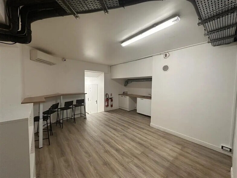 Local commercial dans Paris à vendre - Photo de l’immeuble – Image 3 sur 8