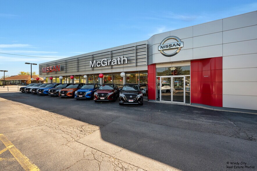 945 E Chicago St, Elgin, IL à vendre - Photo de l’immeuble – Image 2 sur 31