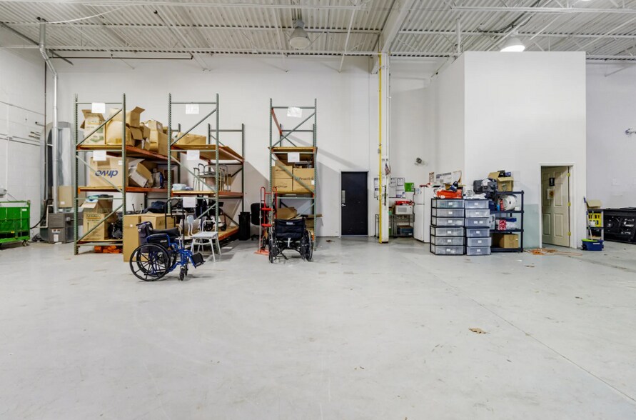 23370 Commerce Dr, Farmington Hills, MI à louer - Photo intérieure – Image 3 sur 17