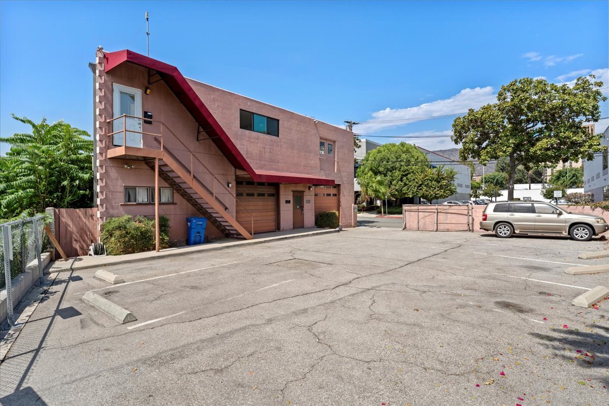 207 S Flower St, Burbank, CA à louer Photo de l’immeuble– Image 1 sur 13