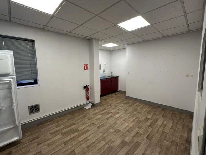 Local d’activités dans Saint-Jean-de-la-Ruelle à louer - Photo intérieure – Image 3 sur 3