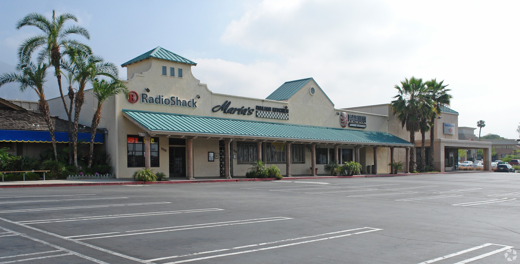 3535-3555 E Foothill Blvd, Pasadena, CA à louer Photo principale– Image 1 sur 6