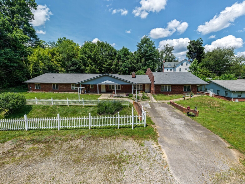 84 Chestnut Park Dr, Waynesville, NC à vendre - Photo principale – Image 1 sur 37