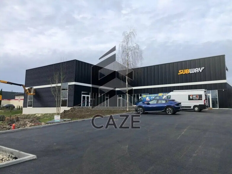 Local commercial dans Saintes à louer - Photo de l’immeuble – Image 2 sur 3