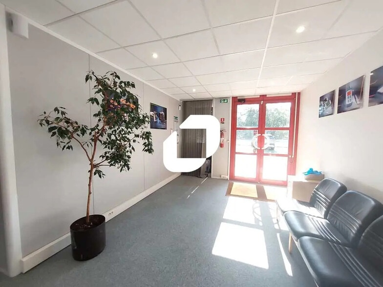 Local d’activités dans Trappes à louer - Photo de l’immeuble – Image 1 sur 10
