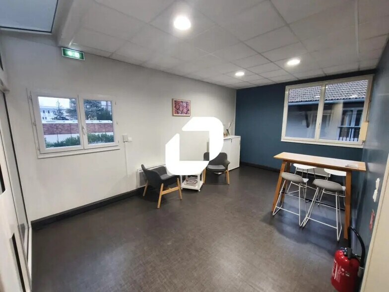 Local d’activités dans Alfortville à louer - Photo de l’immeuble – Image 2 sur 7