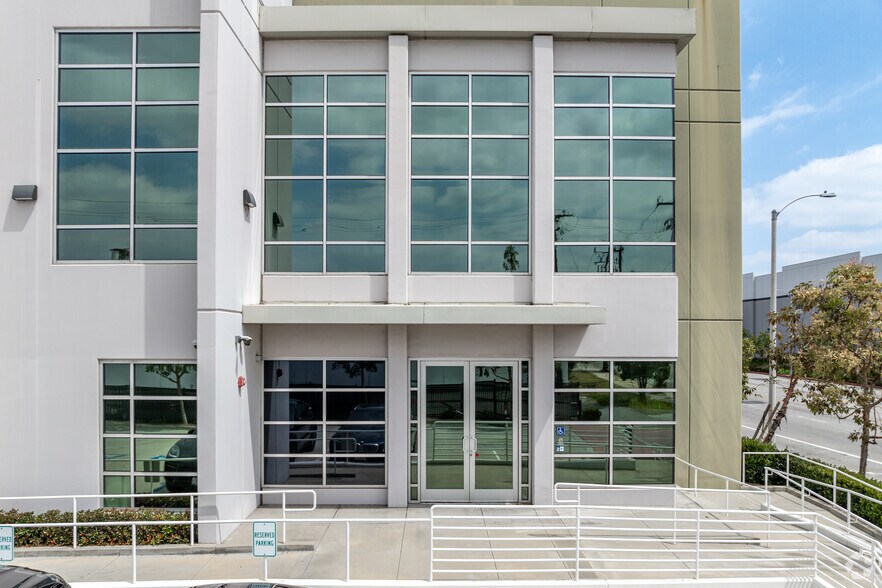 6027 Bandini Blvd, Commerce, CA à louer - Photo de l’immeuble – Image 3 sur 8