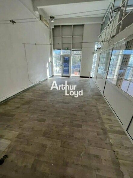 Local d'activités dans Mandelieu-la-Napoule à vendre - Photo de l’immeuble – Image 3 sur 4