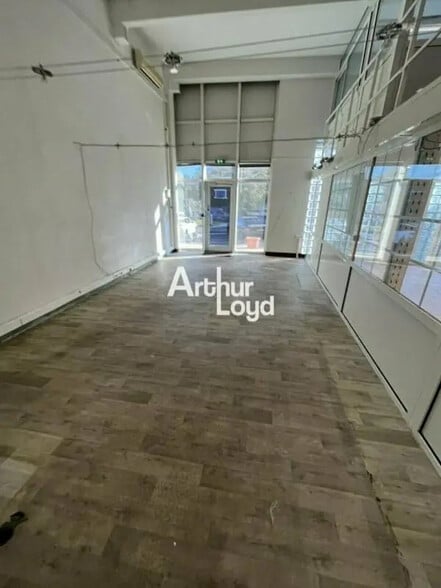 Local d'activités dans Mandelieu-la-Napoule à vendre - Photo intérieure – Image 3 sur 4