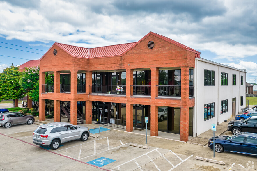614 S Edmonds Ln, Lewisville, TX à louer - Photo de l’immeuble – Image 2 sur 45
