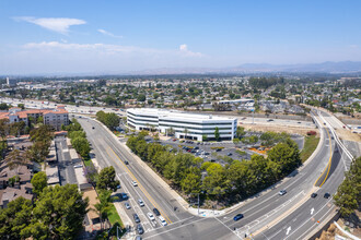 24422 Avenida De La Carlota, Laguna Hills, CA - VUE AÉRIENNE  vue de carte - Image1