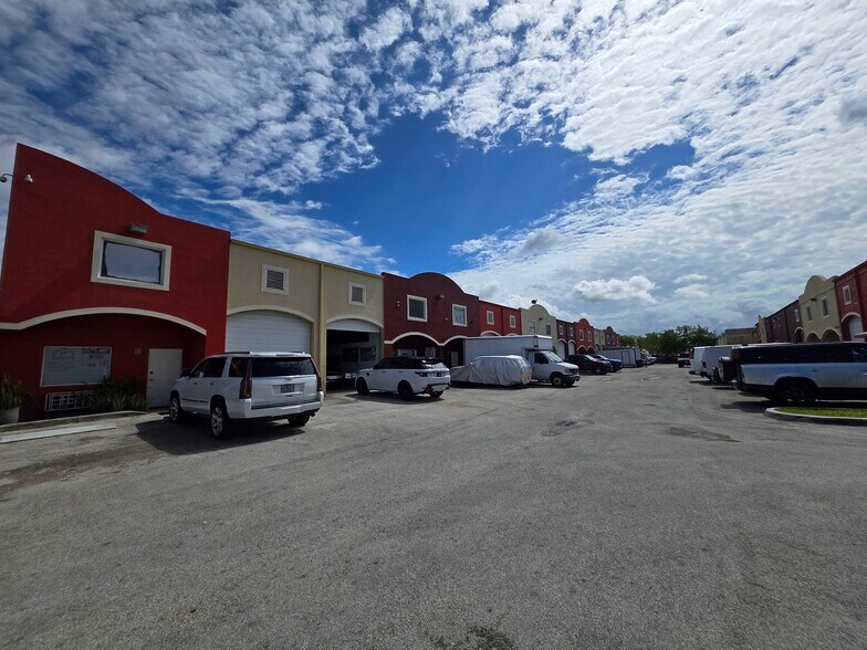 13921 SW 143rd Ct, Miami, FL à louer - Photo de l’immeuble – Image 2 sur 12