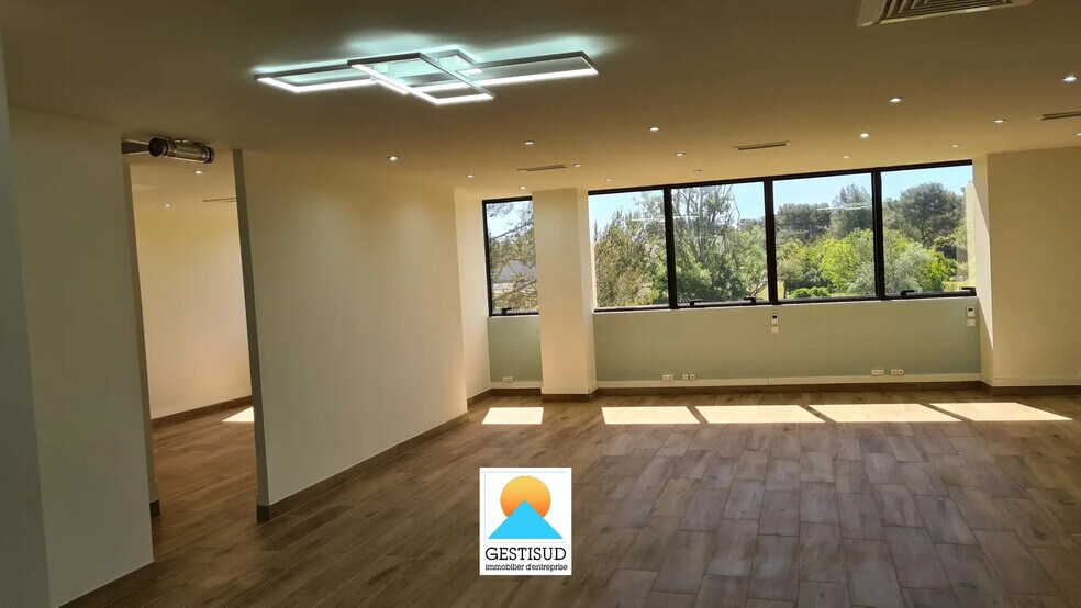 Bureau dans Signes à louer - Photo intérieure – Image 2 sur 4