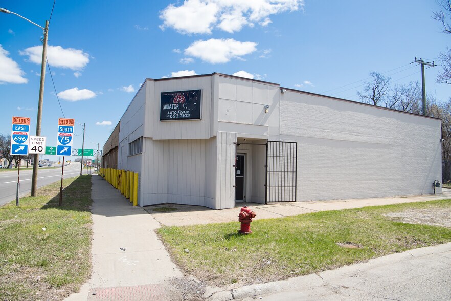 300 E 8 Mile Rd, Detroit, MI à vendre - Photo de l’immeuble – Image 2 sur 53