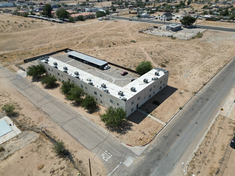 18000 Pearmain St, Adelanto, CA à vendre - Photo de l’immeuble – Image 3 sur 13