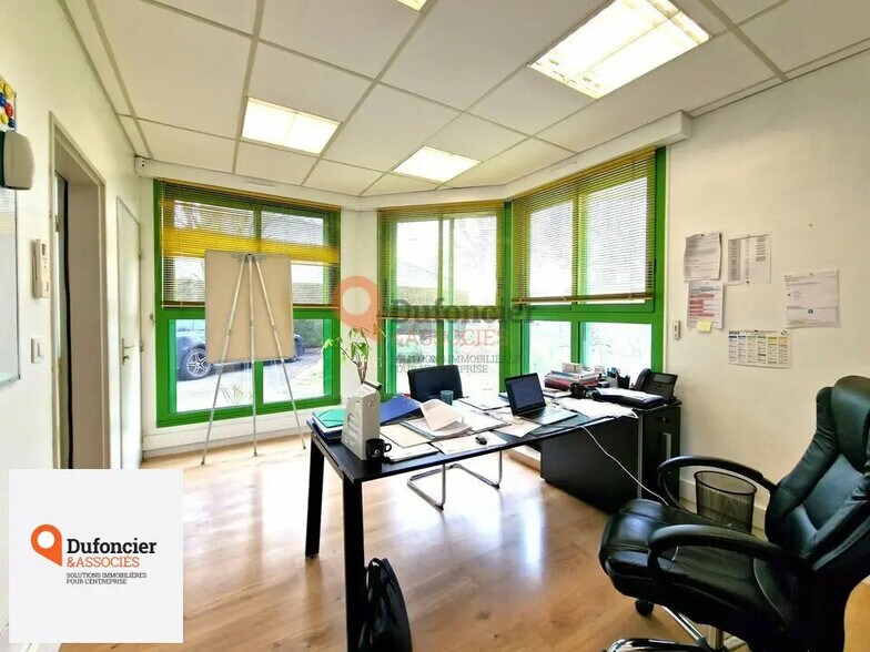 7 Rue De La Vallée, Fontaine-le-Comte à vendre - Photo de l’immeuble – Image 2 sur 11