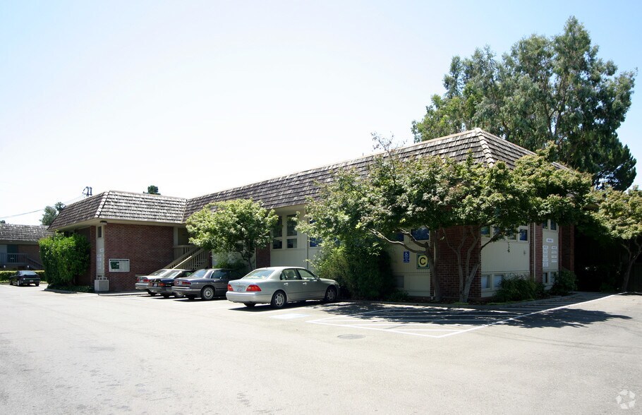 2021 Ygnacio Valley Rd, Walnut Creek, CA à vendre - Photo de l’immeuble – Image 2 sur 11