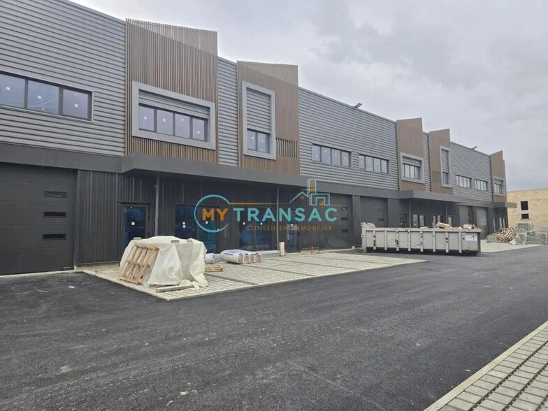 Local d'activités dans Courtry à vendre - Photo de l’immeuble – Image 1 sur 8