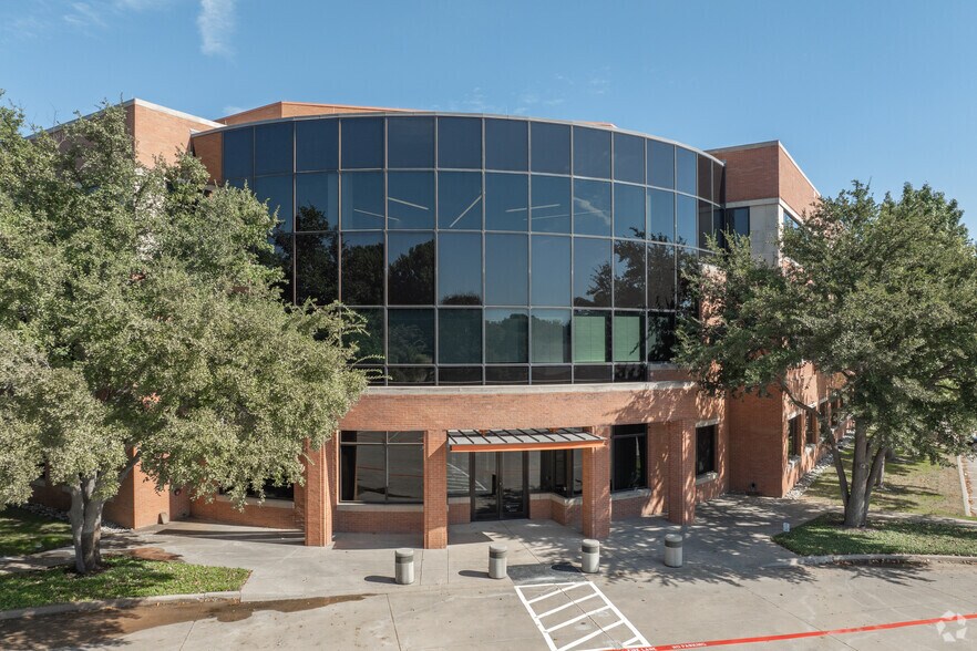 1801 Alma Dr, Plano, TX à louer - Photo de l’immeuble – Image 1 sur 32