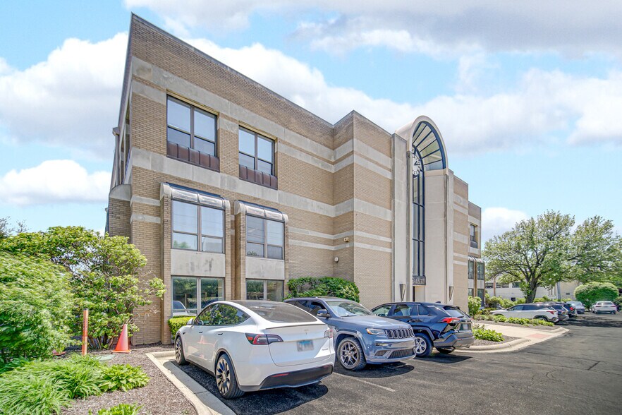 1S443 Summit Ave, Oakbrook Terrace, IL à louer - Photo de l’immeuble – Image 2 sur 8