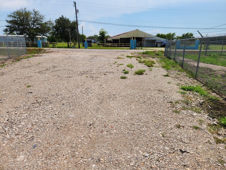 2715 County Road 146, Alvin, TX à louer - Photo de l’immeuble – Image 3 sur 11