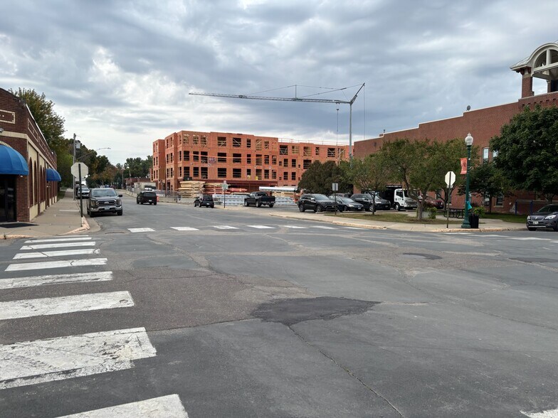 140 S Elm St, Waconia, MN à louer - Photo de l’immeuble – Image 3 sur 12