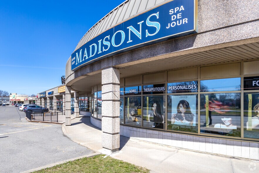 239-245 Boul Samson, Laval, QC à louer - Photo de l’immeuble – Image 2 sur 8