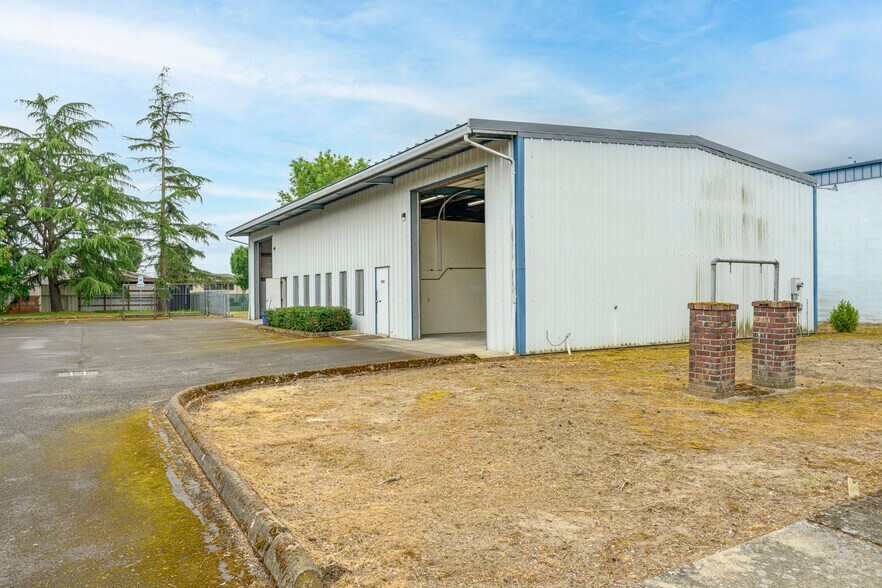 2710 E Hancock St, Newberg, OR à louer - Photo de l’immeuble – Image 2 sur 14