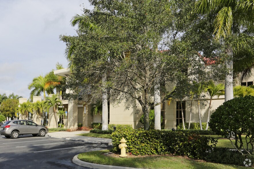 6435 Naples Blvd, Naples, FL à louer - Photo de l’immeuble – Image 2 sur 15