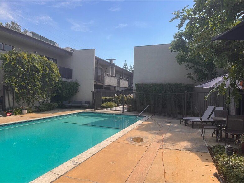 6717 Wilkinson Ave, North Hollywood, CA à vendre - Photo de l’immeuble – Image 2 sur 6