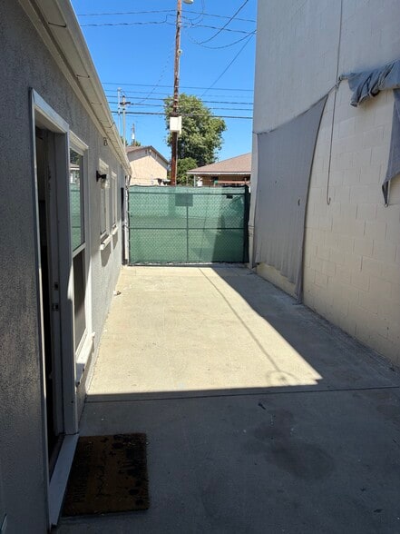 3307 W Burbank Blvd, Burbank, CA à louer - Photo de l’immeuble – Image 3 sur 14