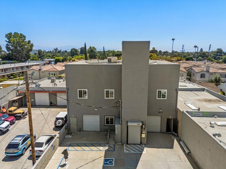 7018 1/2 Darby Ave, Reseda, CA à louer - Photo de l’immeuble – Image 2 sur 16
