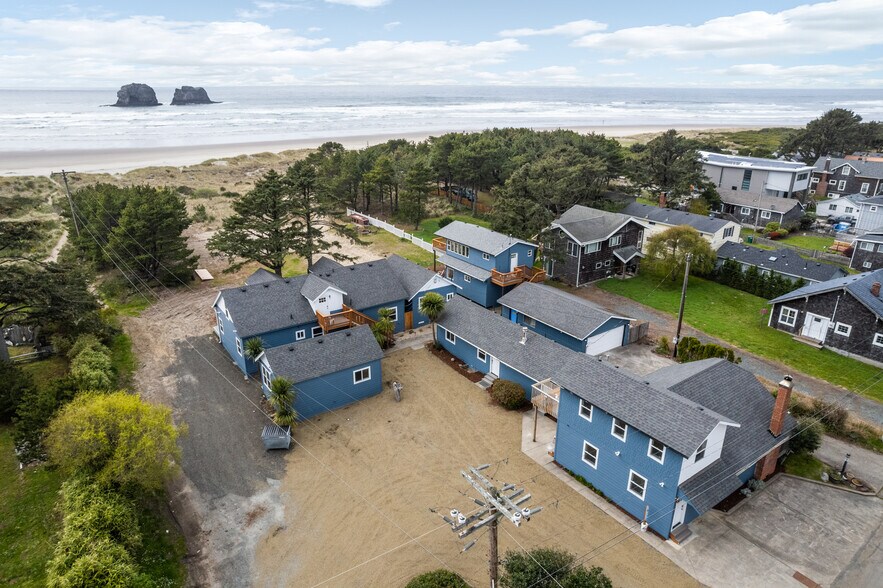 Ocean Rogue Inn, Rockaway Beach, OR à vendre - Aérien – Image 1 sur 46