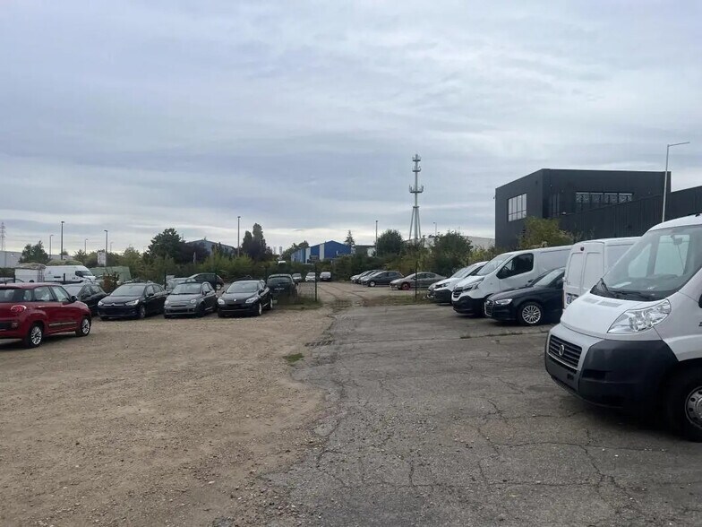 Local d'activités dans Porcheville à vendre - Photo de l’immeuble – Image 3 sur 5