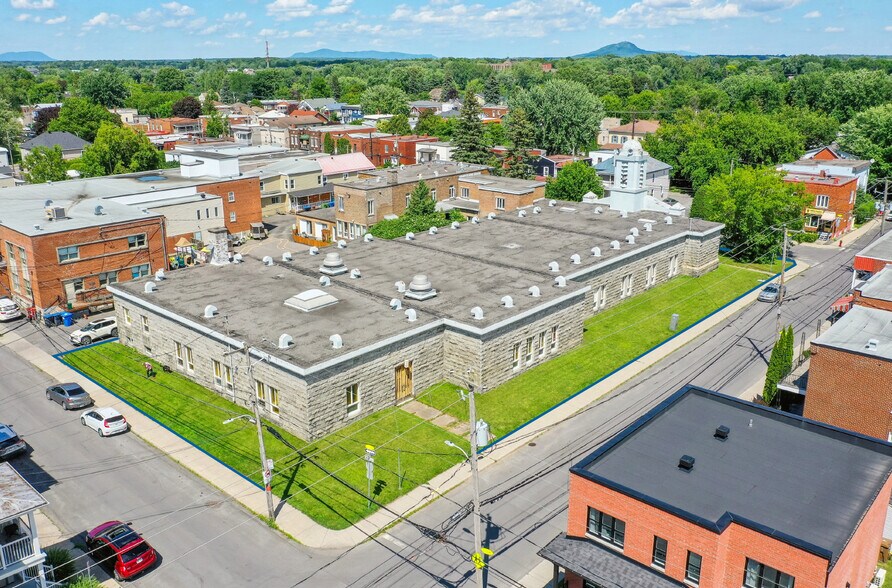 166 Rue Notre-Dame, Saint-jean-sur-richelieu, QC à vendre - Photo de l’immeuble – Image 1 sur 2