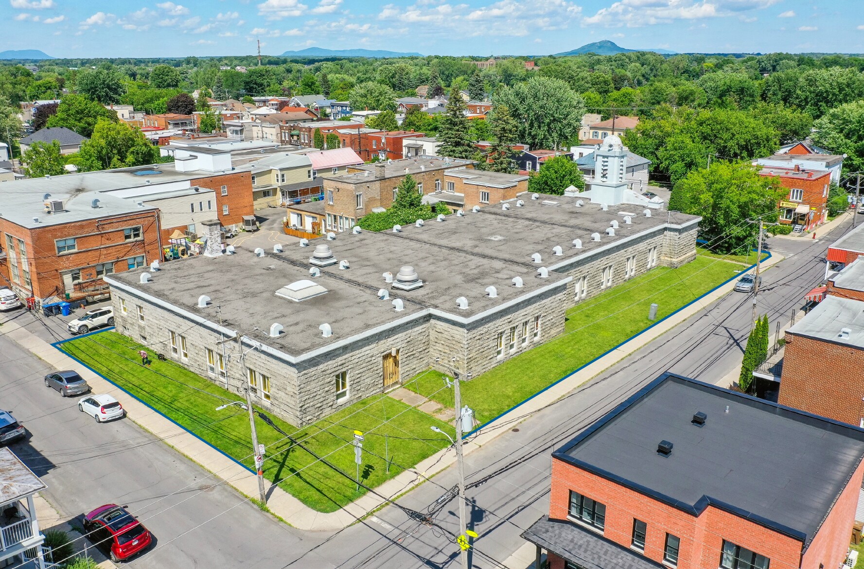 166 Rue Notre-Dame, Saint-jean-sur-richelieu, QC à vendre Photo de l’immeuble– Image 1 sur 3