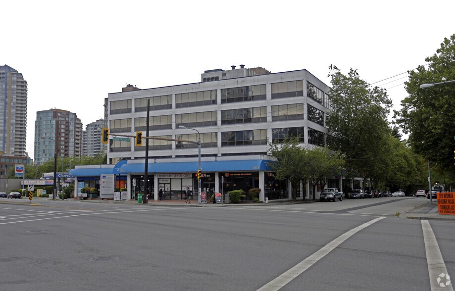 5021 Kingsway, Burnaby, BC à louer - Photo principale – Image 1 sur 23