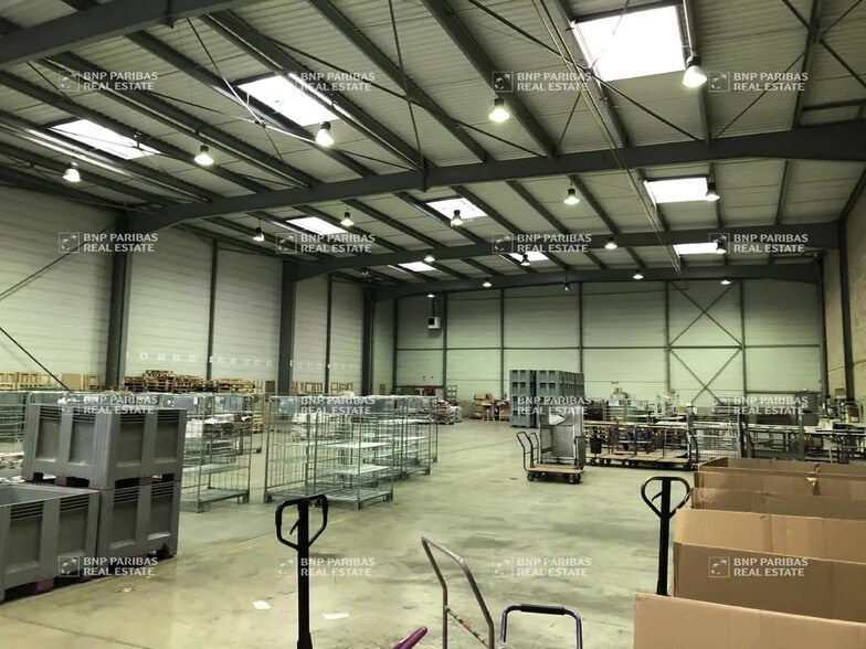 Bureau dans Saint-Thibault-des-Vignes à louer - Photo intérieure – Image 2 sur 6