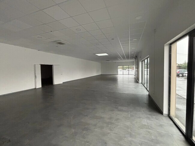 Plus de détails pour Local d'activités à louer