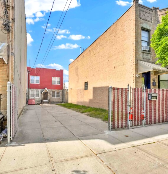 1919 Harman St, Ridgewood, NY à vendre - Photo de l’immeuble – Image 2 sur 15