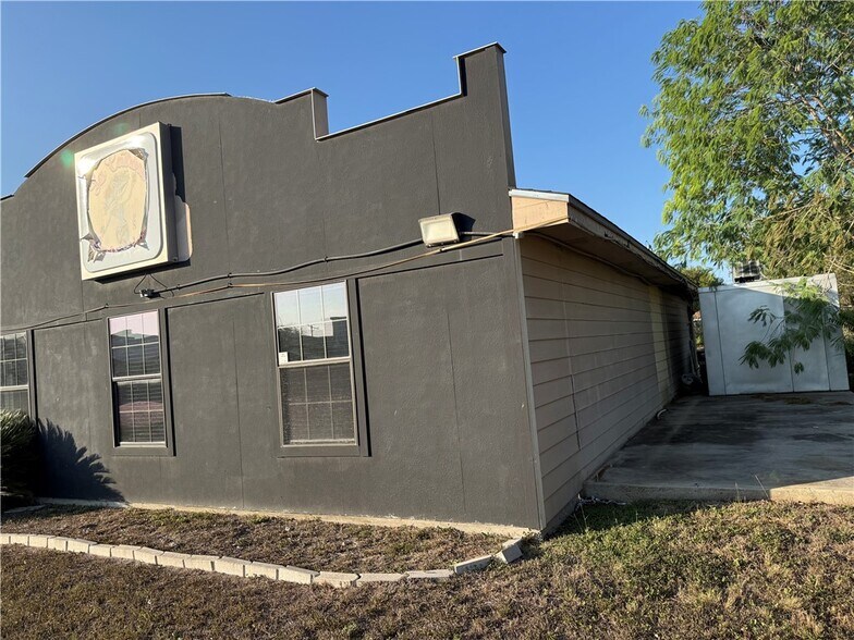 217 E Main St, Bishop, TX à vendre - Photo de l’immeuble – Image 3 sur 11