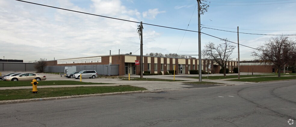 62 Railside Rd, Toronto, ON à louer - Photo de l’immeuble – Image 3 sur 13