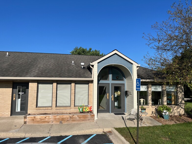 305 N Pontiac Trail, Walled Lake, MI à louer - Photo de l’immeuble – Image 2 sur 8
